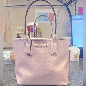 Michael Kors handbag, only used once, practically new!!